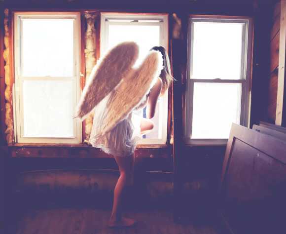 ангел у окна